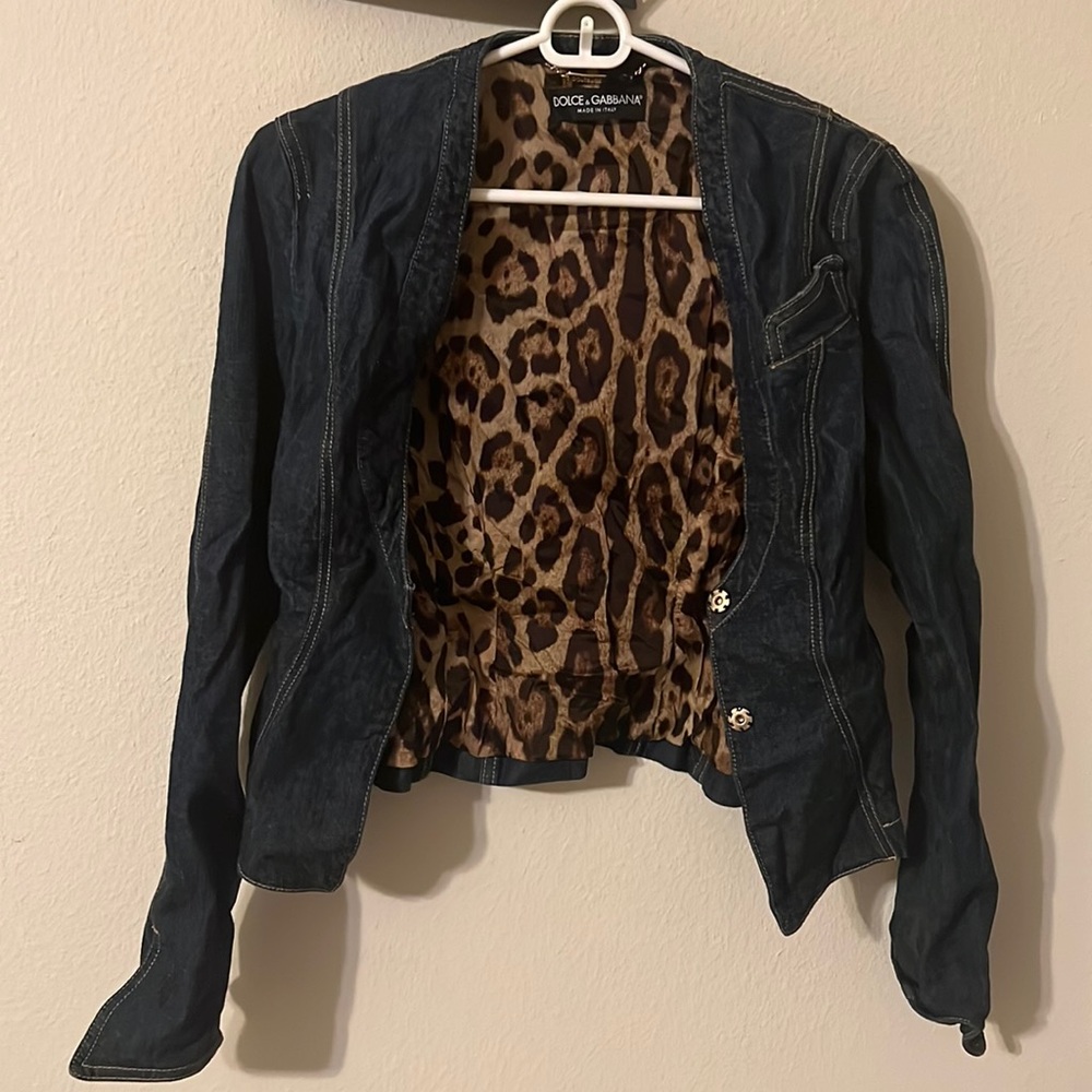 Dolce & Gabbana blue Denim jacket with leopard print inside. Size 42.